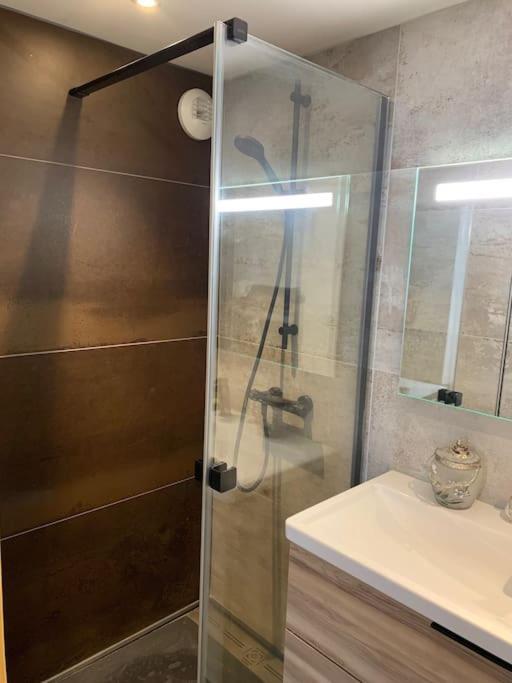 Le Sarana : 75M2, Calme, Belle Vue Avec Terrasse. Apartment Лес дьо Алпс Екстериор снимка